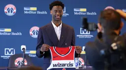 A.J. Dybantsa a été présenté à la presse jeudi lors d'une conférence organisée par les Wizards