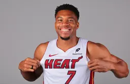 Giannis Antetokounmpo sous ses nouvelles couleurs lors du media day du Miami Heat.