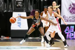 Victoria Majekodunmi en 2017 avec les Flammes Carolo