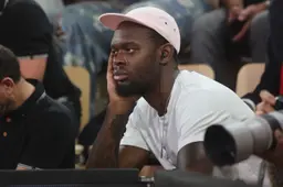 Yoan Makoundou, ici en civil vendredi contre le Panathinaikos, peut enfin lancer sa saison face à Limoges, après plusieurs semaines loin des parquets.