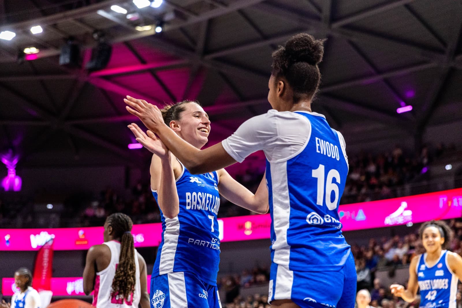 Le carton de Basket Landes à Toulouse, Bourges solide face à La Roche Vendée