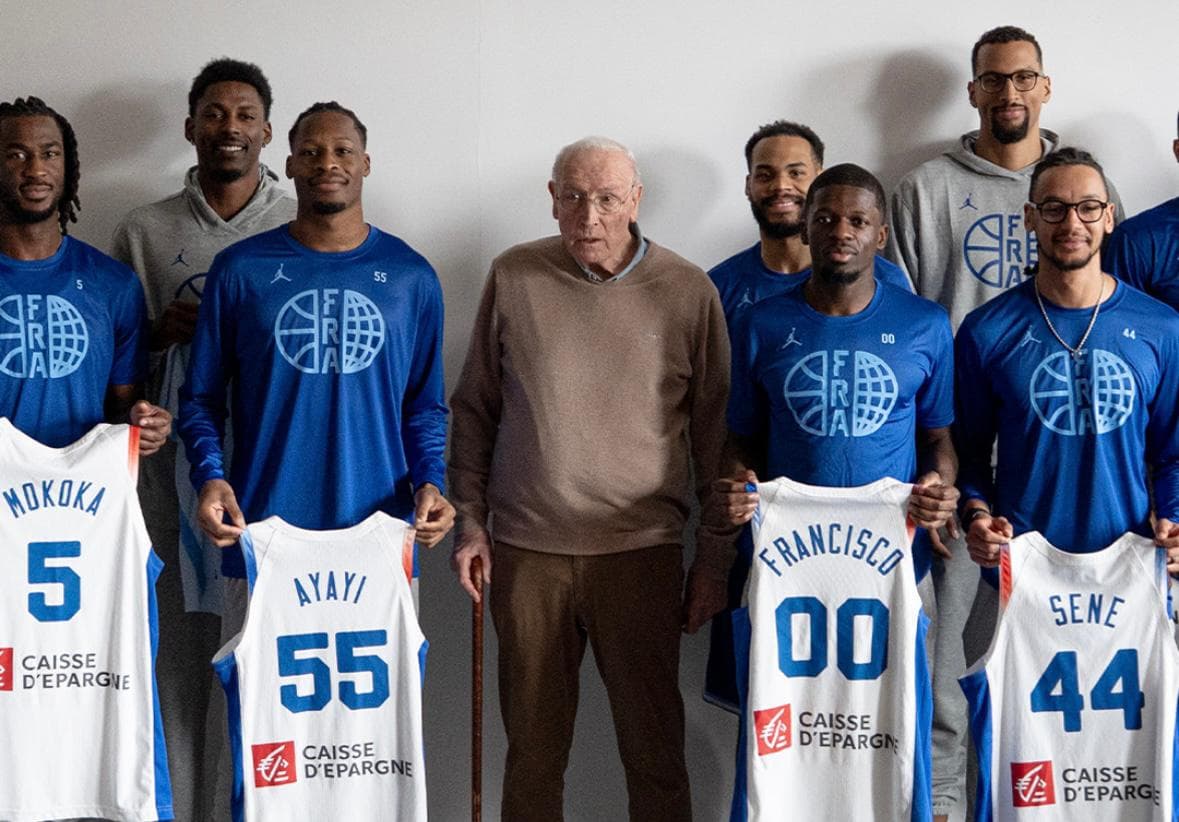 L’ancien international Christian Baltzer a remis les maillots aux Bleus avant France-Hongrie