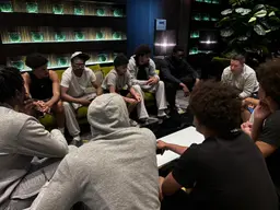 Les U18 de l'AS Monaco écoutent leur dirigeant chargé de les tenir au courant concernant les évolutions de la situation