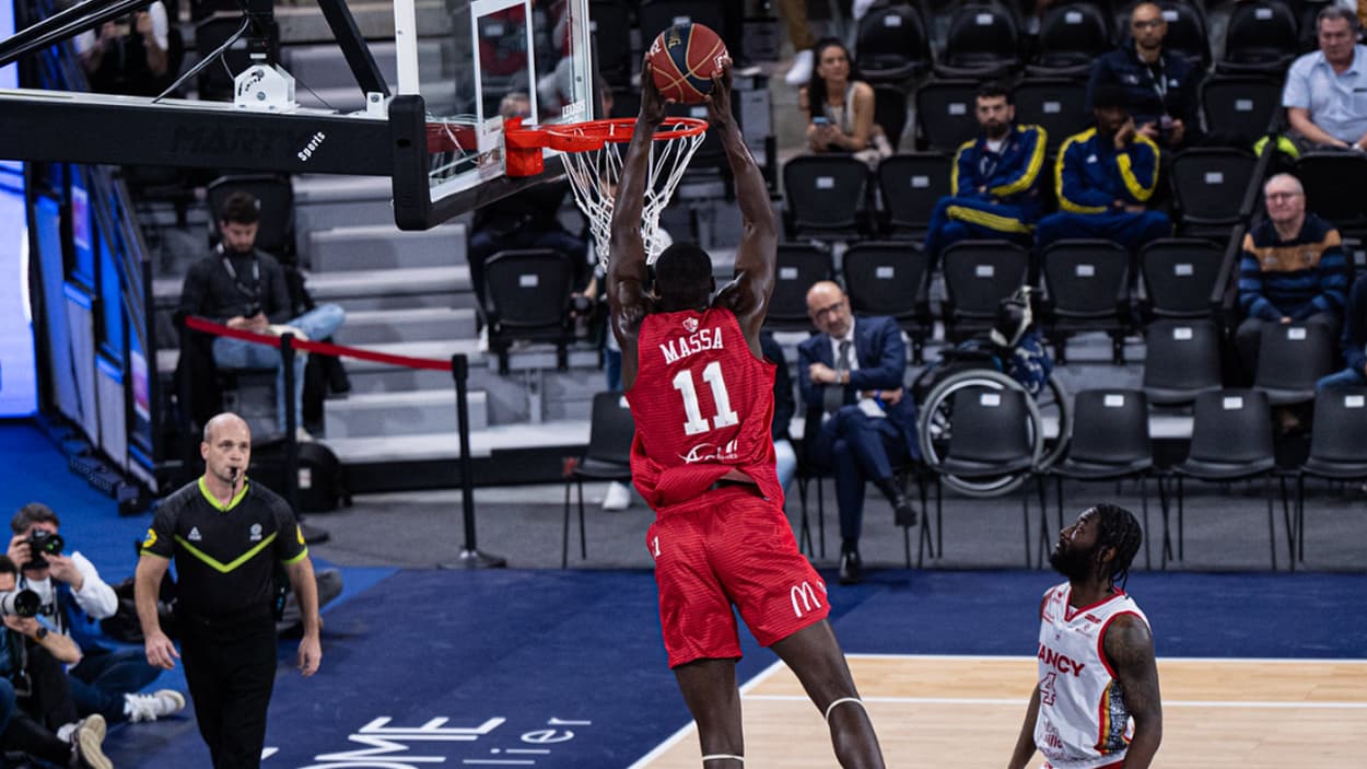 Bodian Massa (Bourg-en-Bresse) au dunk face à Nancy Bodian Massa (Bourg-en-Bresse) au dunk face à Nancy