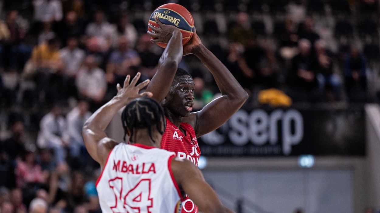 Bodian Massa (Bourg-en-Bresse) à la passe face à Nancy Bodian Massa (Bourg-en-Bresse) à la passe face à Nancy