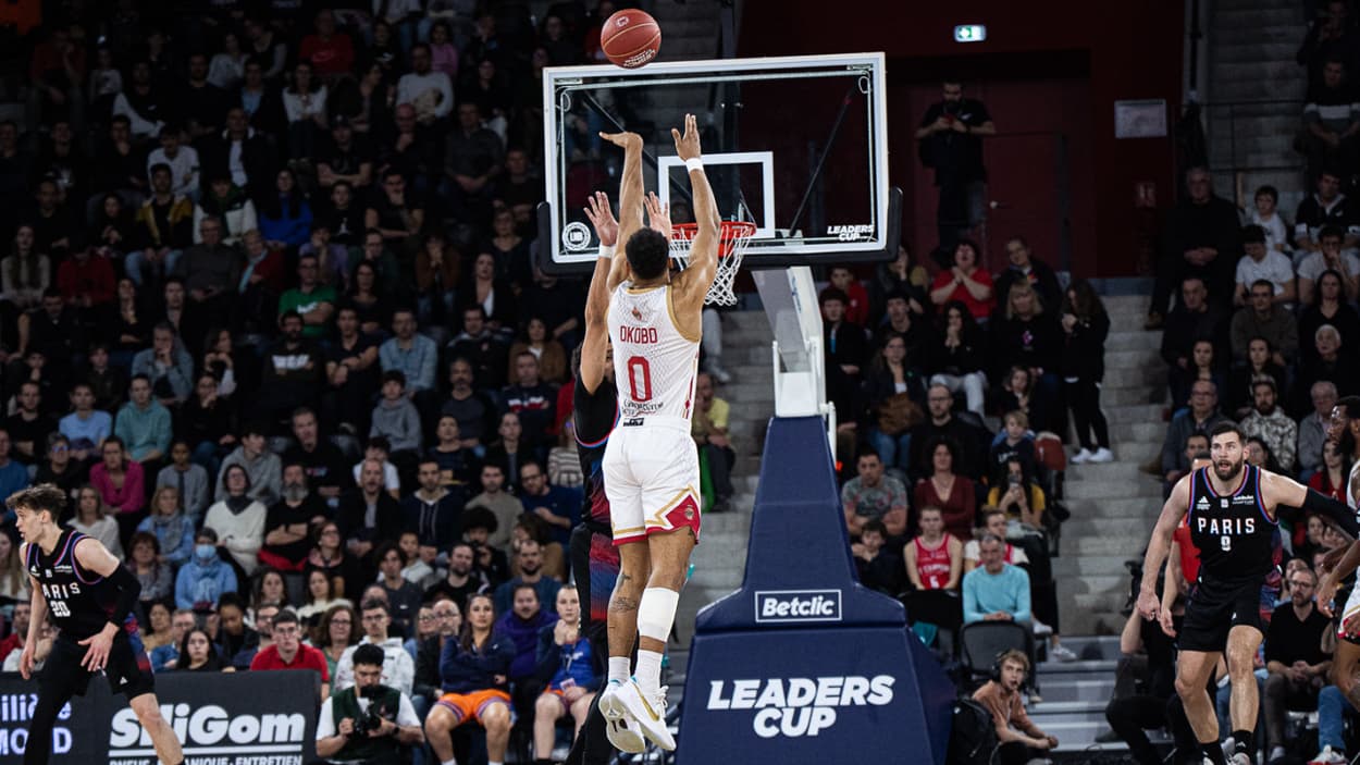 Elie Okobo (Monaco) à trois points contre le Paris Basketball Elie Okobo (Monaco) à trois points contre le Paris Basketball
