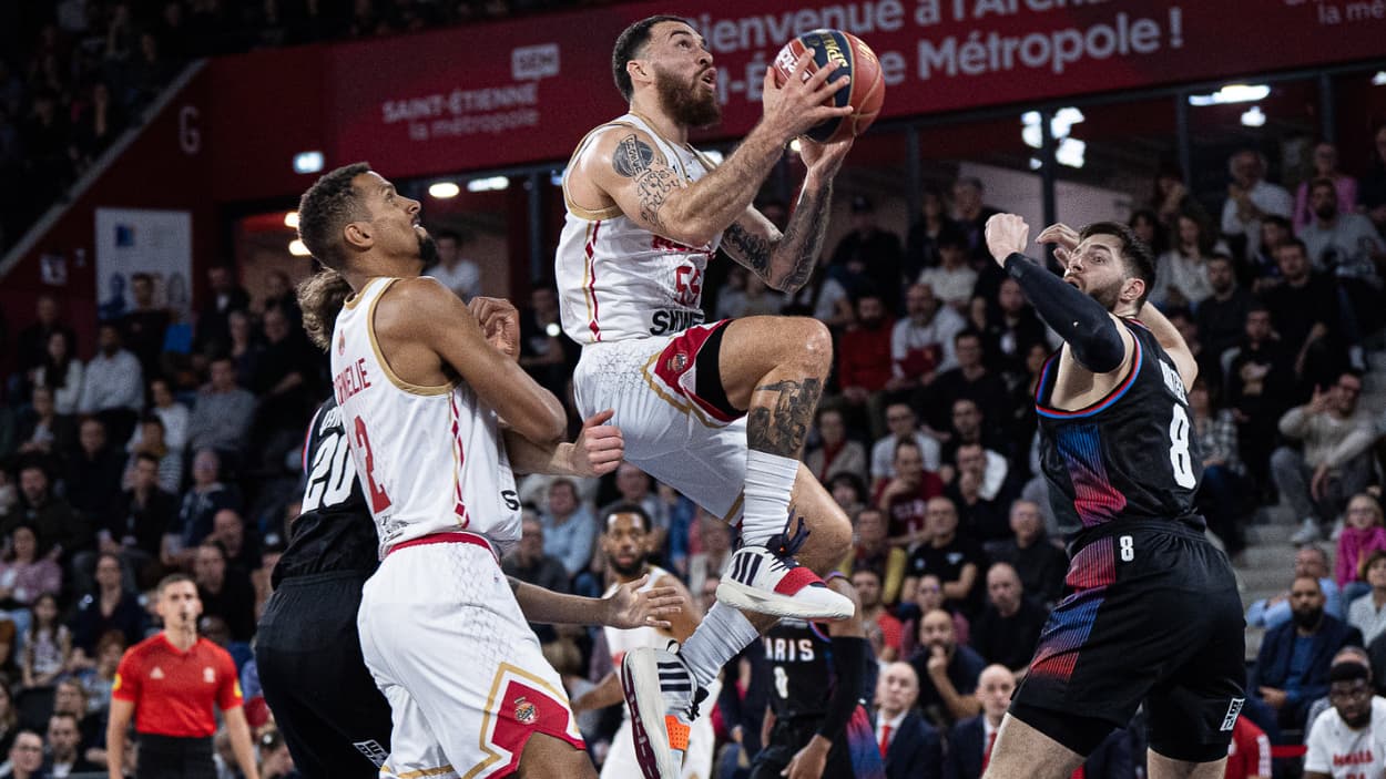 Mike James (Monaco) au lay-up devant Leon Kratzer du Paris Basketball Mike James (Monaco) au lay-up devant Leon Kratzer du Paris Basketball