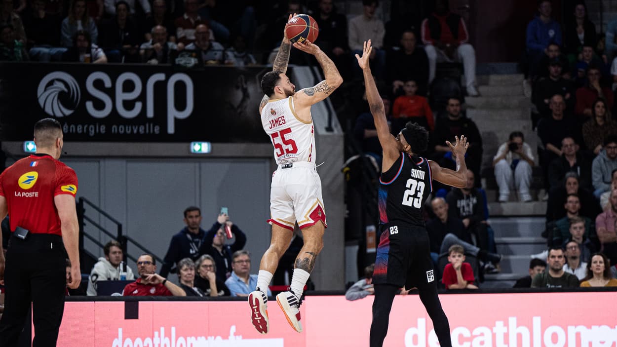 Mike James (Monaco) à trois points devant Justin Simon (Paris Basketball) Mike James (Monaco) à trois points devant Justin Simon (Paris Basketball)