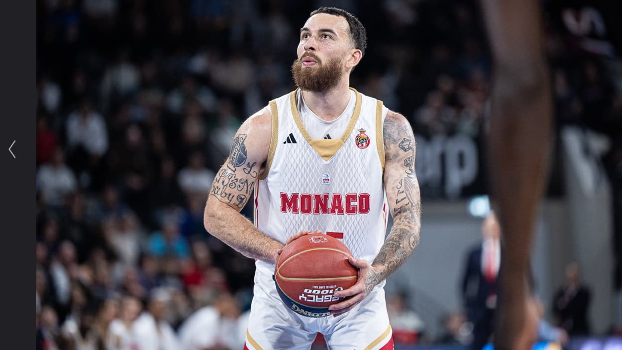 Mike James (Monaco) au lancer-franc Mike James (Monaco) au lancer-franc