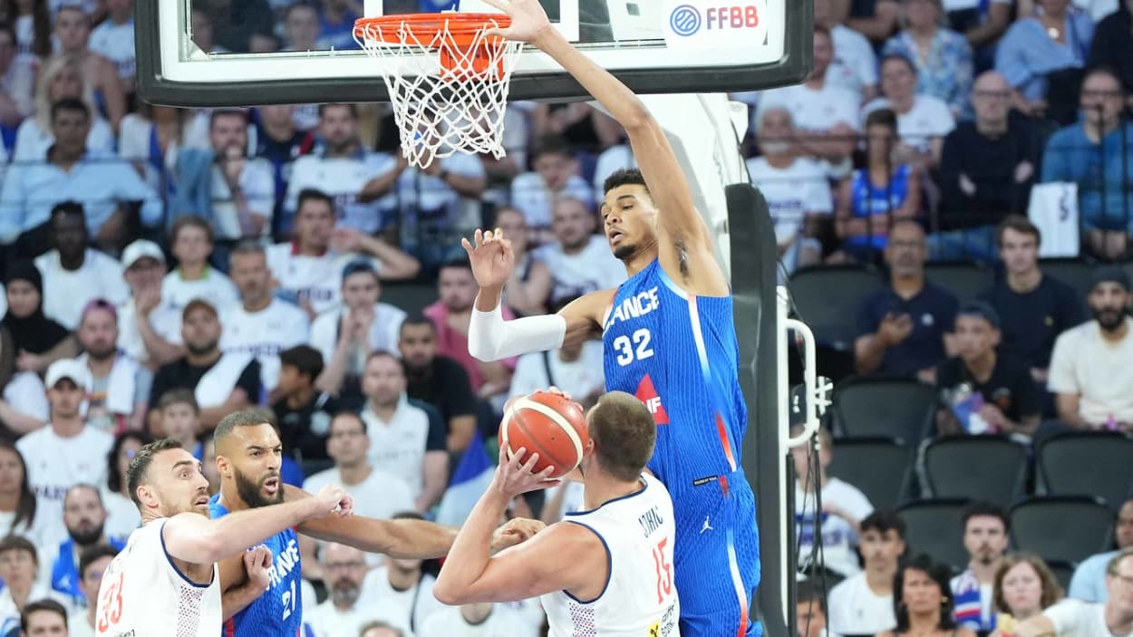 Victor Wembanyama (France) au contre sur Nikola Jokic (Serbie) Victor Wembanyama (France) au contre sur Nikola Jokic (Serbie)