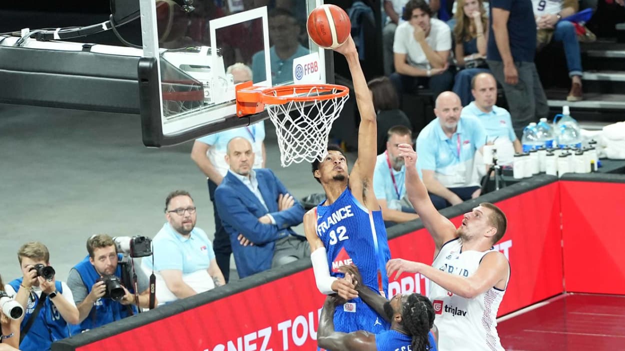 Victor Wembanyama (France) en défense et au contre sur Nikola Jokic (Serbie) Victor Wembanyama (France) en défense et au contre sur Nikola Jokic (Serbie)