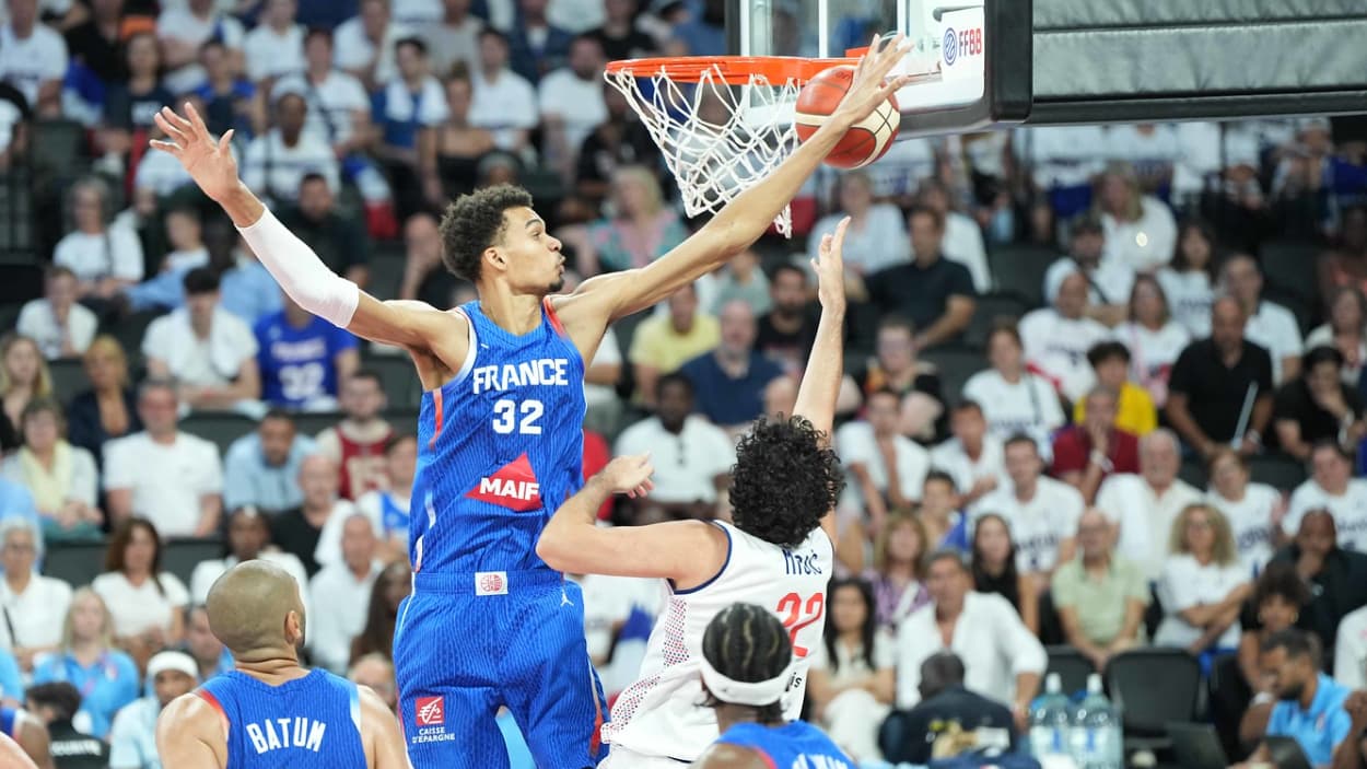 Victor Wembanyama (France) au contre sur Vasilije Micic (Serbie) Victor Wembanyama (France) au contre sur Vasilije Micic (Serbie)