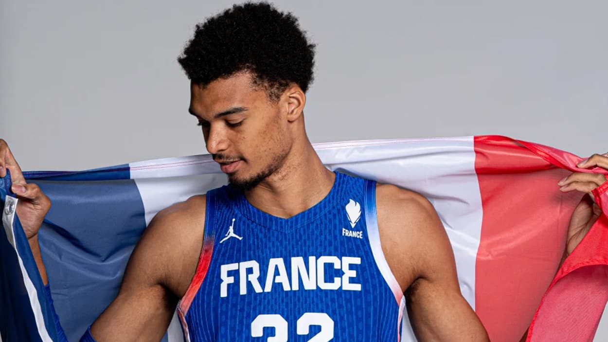 Victor Wembanyama avec le drapeau de l'équipe de France Victor Wembanyama avec le drapeau de l'équipe de France